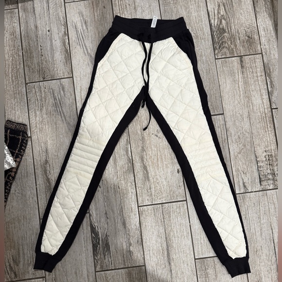 ALO Yoga Black and White Quilted Pants - Picture 1 of 3
